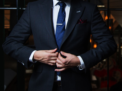 【ネクタイの結び方】ビジネスシーンや柄物スーツに似合う3種類の巻き方